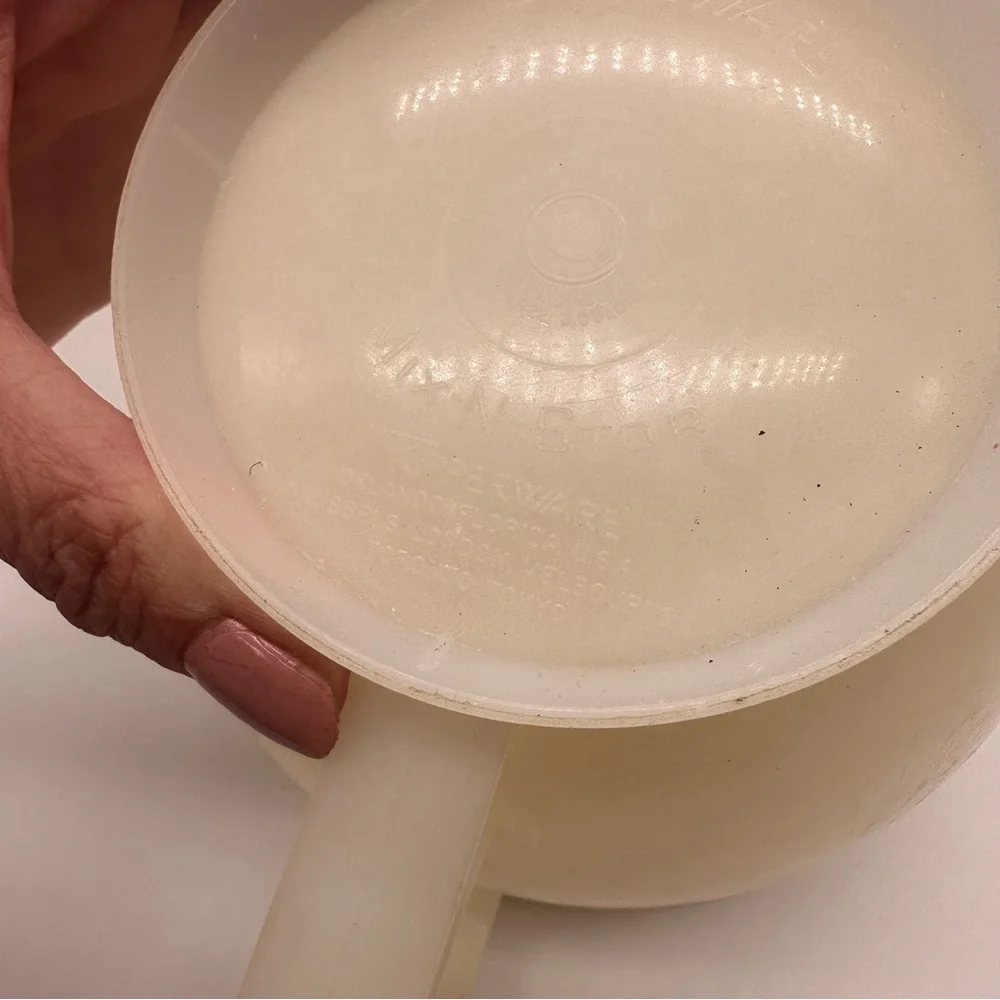 Tupperware Vintage Mix-N-Store 2 Quart Measuring Bowl